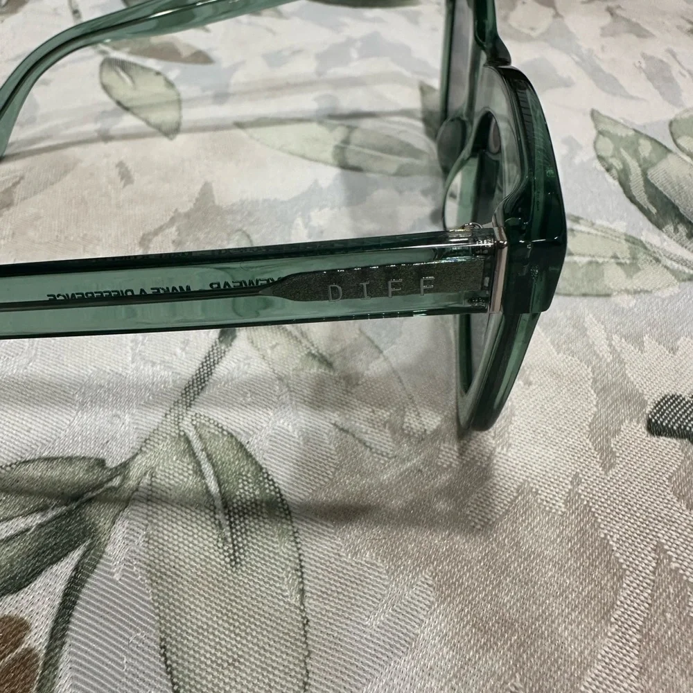 Diff Eyewear Green Transparent Sunglasses - Picture 4 of 6
